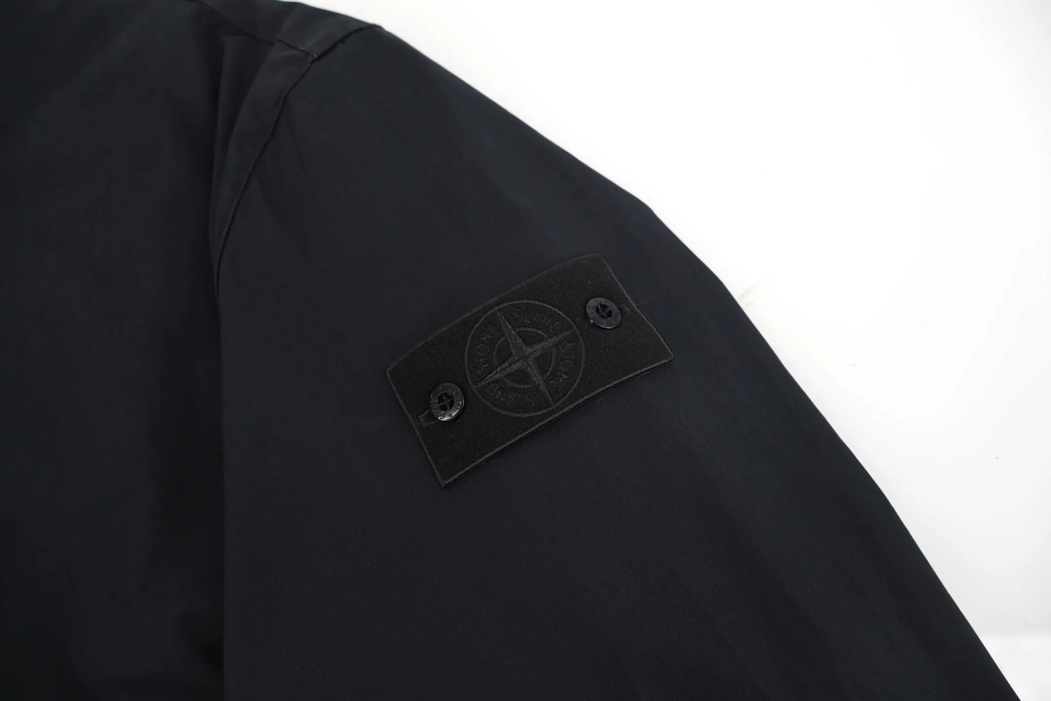 P680 Stone Island Ghost Series Harrington Jacket The fabric is made of 100% pure cotton cloth and the fabric is custom-dyed in the original color. The armbands are produced using 10,000-needle Behringer embroidery machines. The zipper is electroplated and smoked black, and the European style pull teeth are electroplated. Medium weight garment-dyed cotton satin jacket with gathered front and decorative contrasting belt. *Regular fit, standard length *Classic collar *Front zipper closure, button cuffs *Seamed pockets. Size:S-M-L-XL
